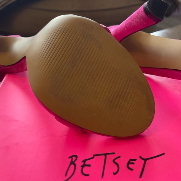 Frisky Fuschia Betsy Johnson heels. - Picture 3 of 5